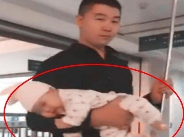 医院|爸爸抱孩子在医院打点滴,却因姿势走红,网友亲生的错不了