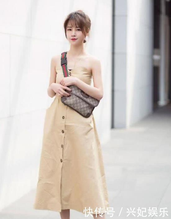 街拍出水芙蓉的美女,一件卡其色的连衣裙,时尚靓丽气息迷人