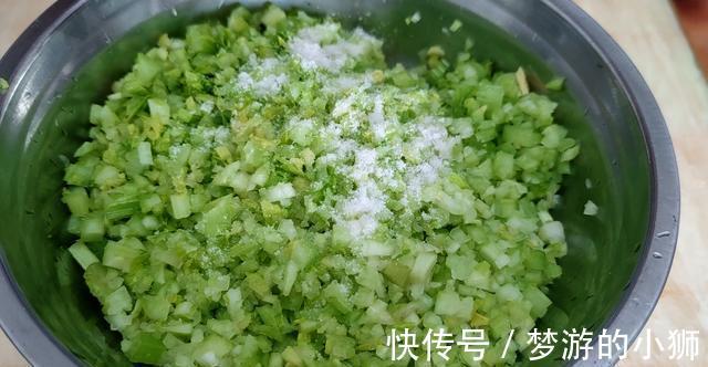 好吃|肉包子这样做太好吃了，学会这样调肉馅，包子松软鲜香，好吃解馋