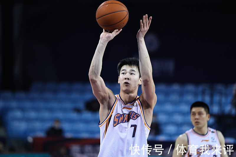 李春江|上海男篮动态:双外援出征第三阶段,郭昊文受伤,李春江召集新星