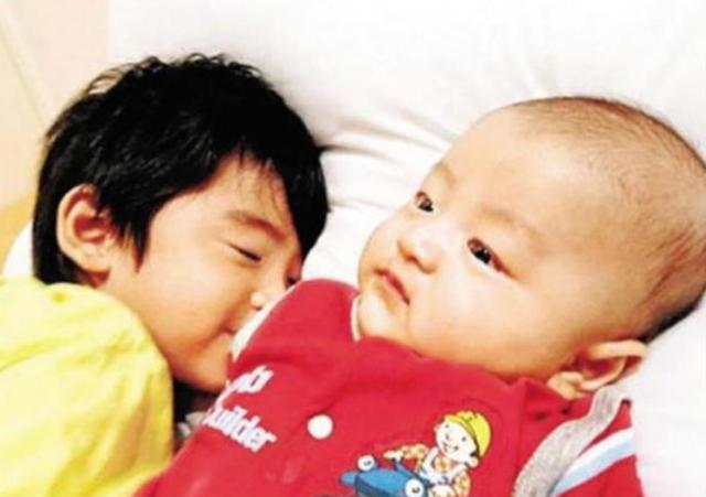 内心|2岁姐姐被3个月大弟弟吵醒,一看妈妈不在,姐姐做法太有爱了