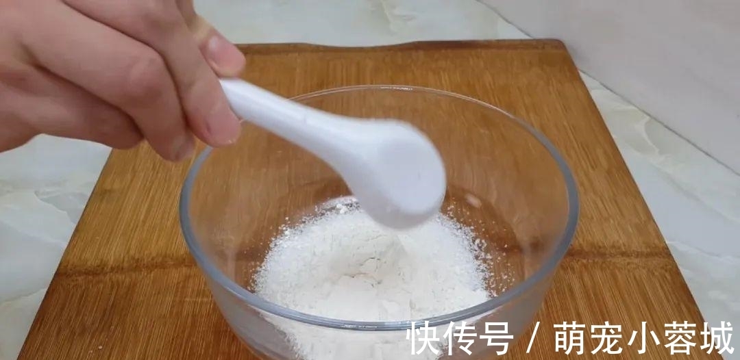 面粉这样做才好吃,加几勺白糖,外皮焦脆又营养,出锅孩子抢着吃