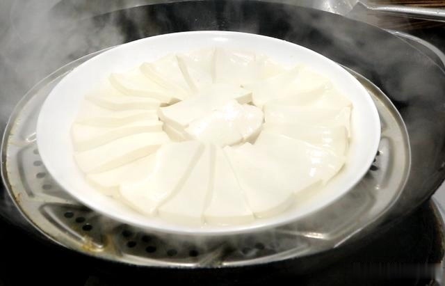  翻倍|10分钟做一盘家常蒸豆腐，口感滑嫩，营养翻倍，美味解馋下酒下饭