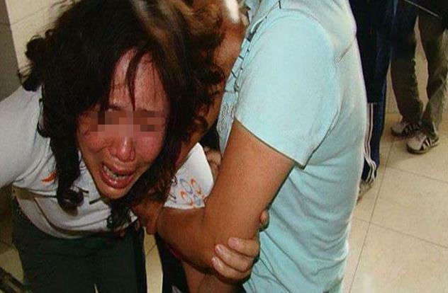 医生|1岁的宝宝一直在哭,医生检查没有结果,宝妈打开襁褓中的衣服,全家都在哭