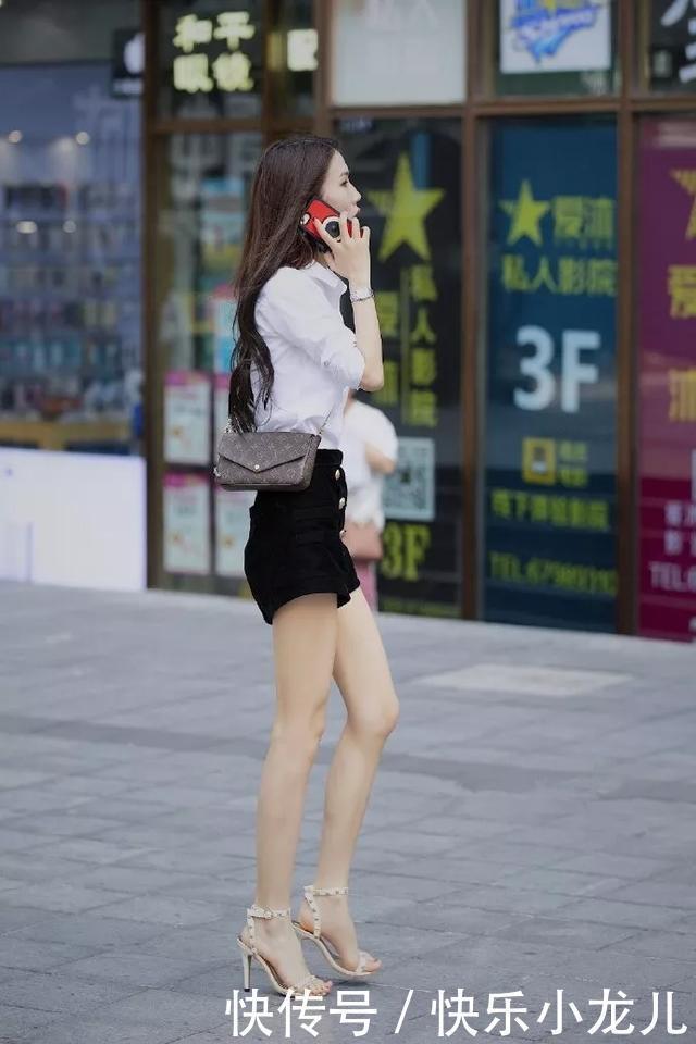 街拍美女吊带的短裙套装搭配高跟鞋,浅灰色的色系非常的清新可人