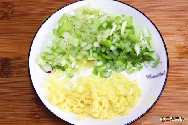 用胡萝卜和粉条做包子原来这么好吃,比白菜馅鲜,比韭菜馅还香