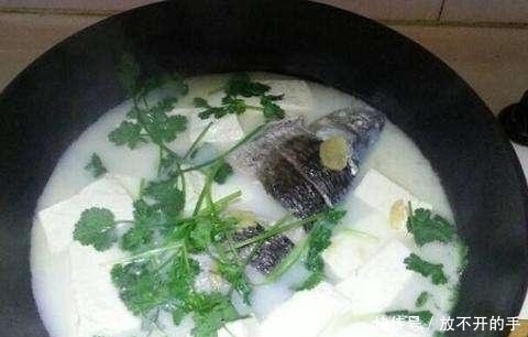 不管炖什么鱼,万万别加“它”!总有人错放,难怪鱼汤不白还很腥