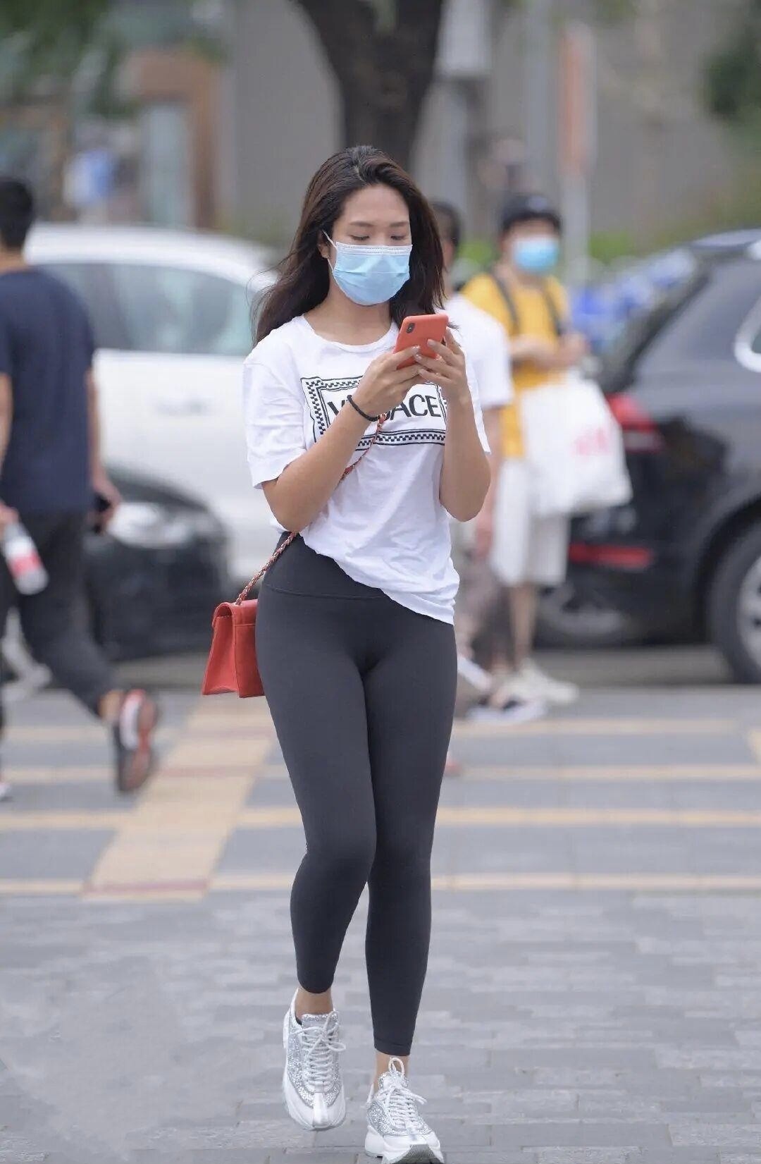 身形 打底裤过时了不可能,即使已经“烂大街”,女孩依旧爱不释手!