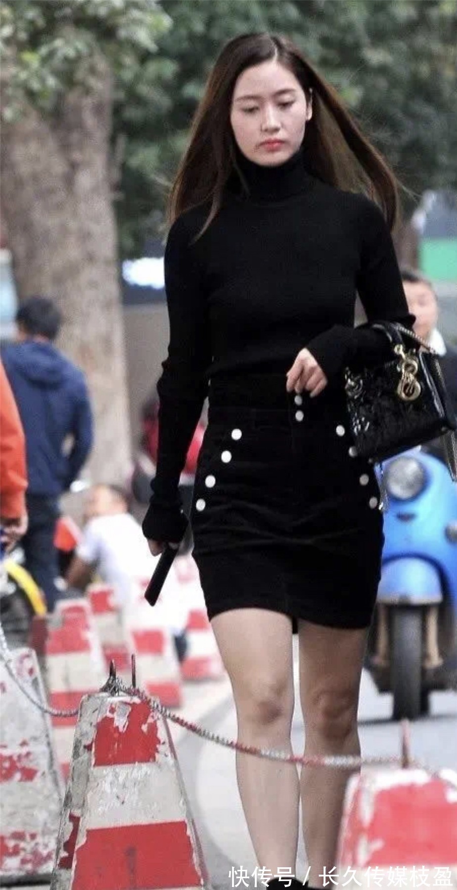 针织上衣 高领针织上衣搭配黑色半身裙,简单又大气,犹如仙女下凡