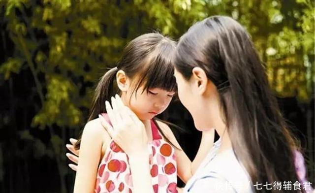 2岁“蹭饭宝宝”火了,两手插兜四处串门,网友真正的吃百家饭