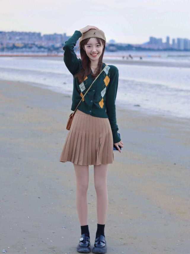 穿搭|今年“菱格纹”针织衫火了!搭配黑色半身裙和百褶裙,时髦显气质