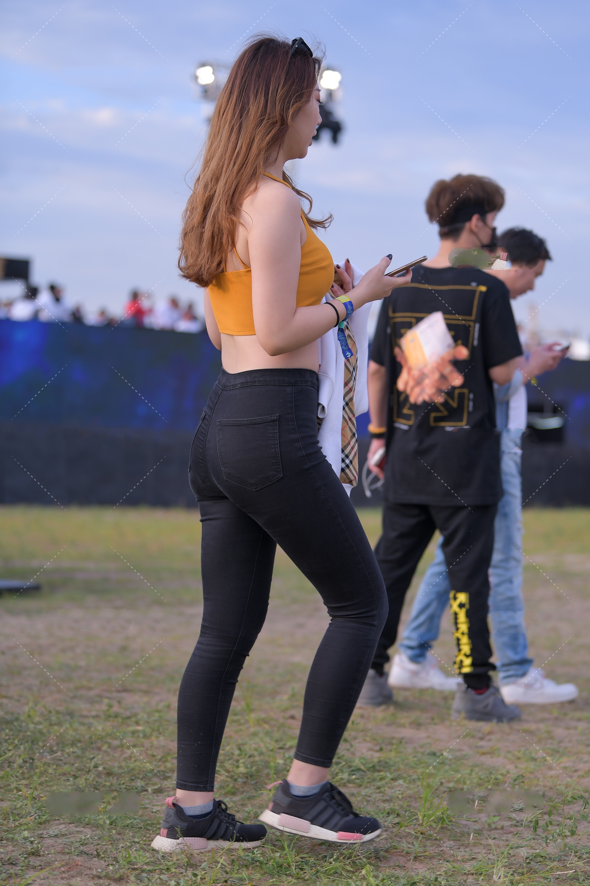 女孩们 明黄色小背心搭配黑色修身裤,简单清纯,精致时尚