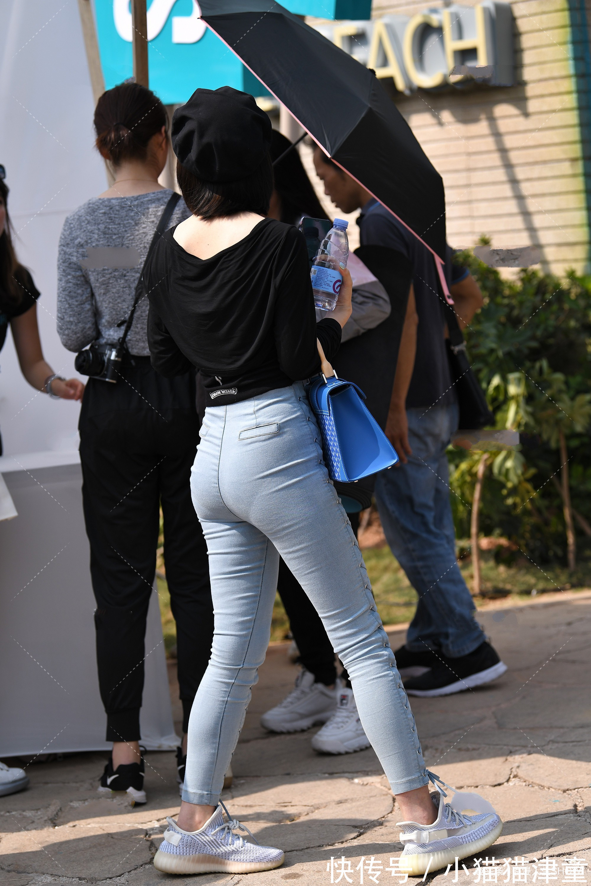 这身衣服 女孩一款特别修身的牛仔裤,搭配U领上衣,俏皮可爱