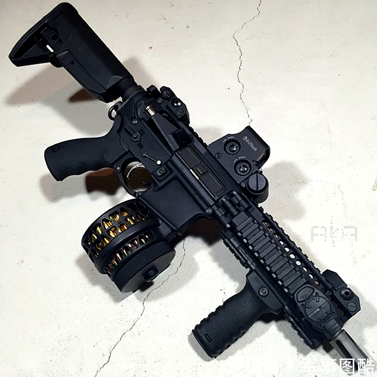 欣赏|轻武器欣赏系列,一组精神的枪械图,喜欢就点进来