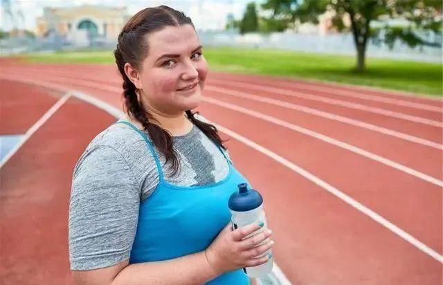 冷饮|女生例假刚结束,四个行为,最好能忍则忍,别等“停经”再后悔