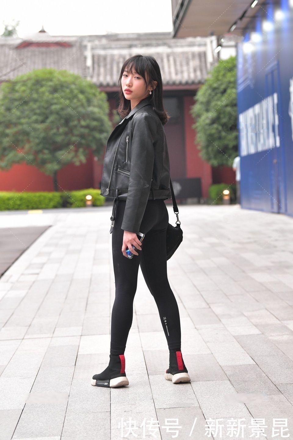 黑色|美女街拍:黑色穿搭又酷又休闲,皮衣搭配长裤,休闲风十足