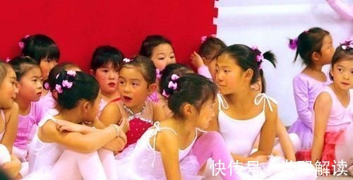 自学|6岁女孩自学舞蹈，当做到这个动作时，宝妈红着脸制止了孩子