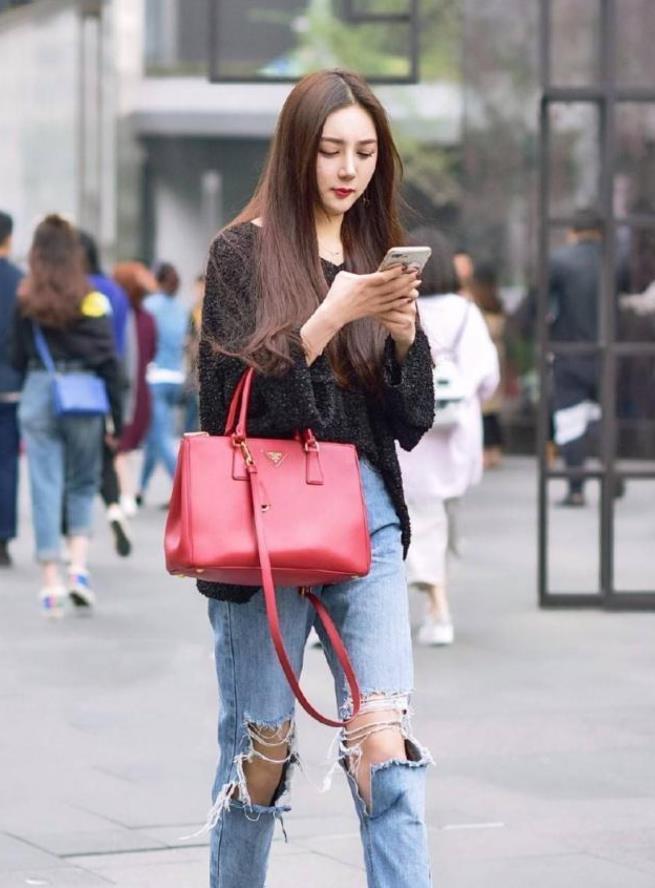 苗条 身材苗条的美女,仔热裤配柔美上衣,很显清爽与活力气息