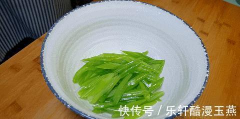 芹菜|芹菜这样做，太招人喜欢了，一焯水，一炝拌，爽脆开胃特好吃