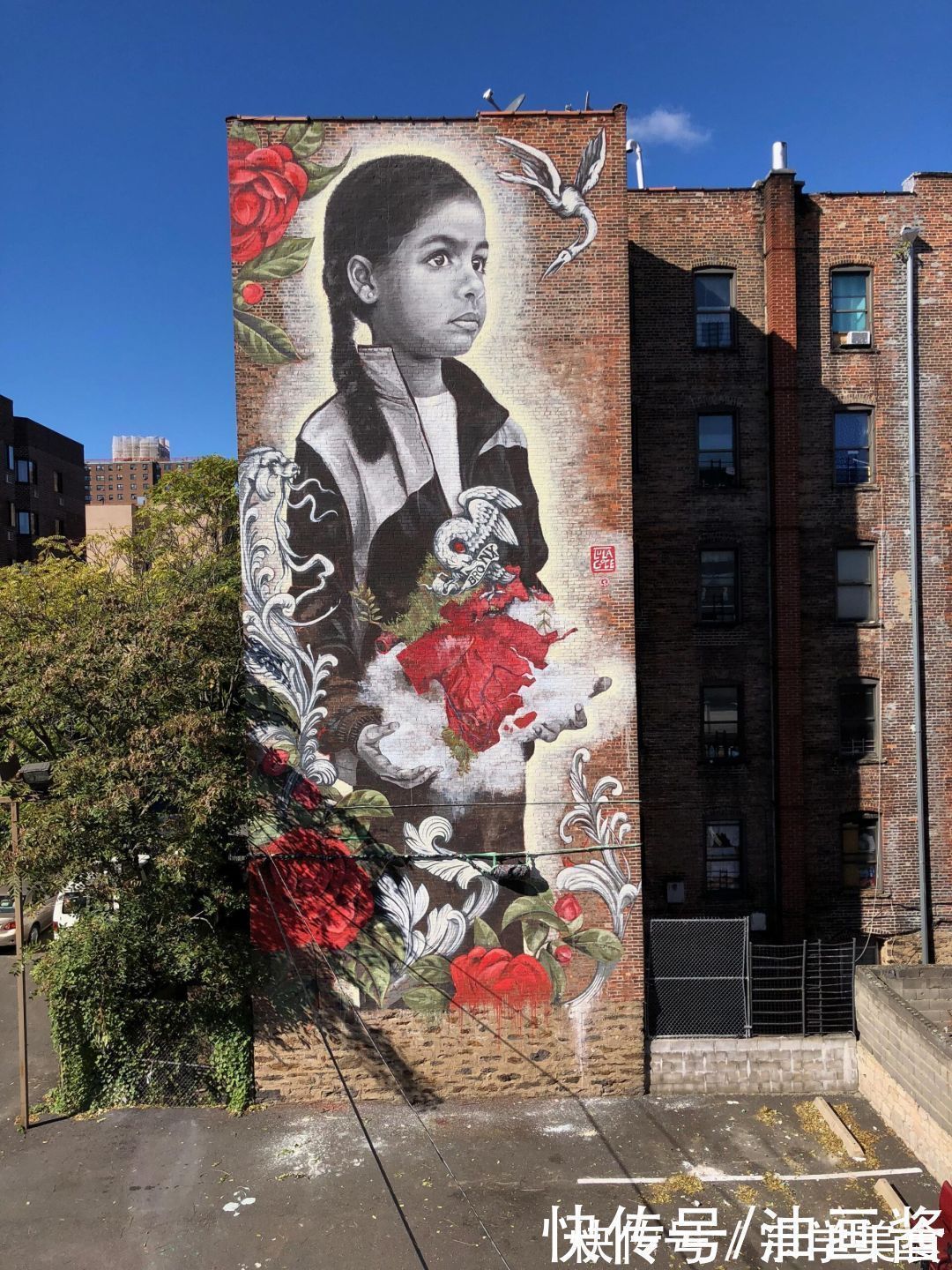 压迫感#用整栋楼作画布,她的涂鸦大到离谱,作品却让人感觉到舒缓