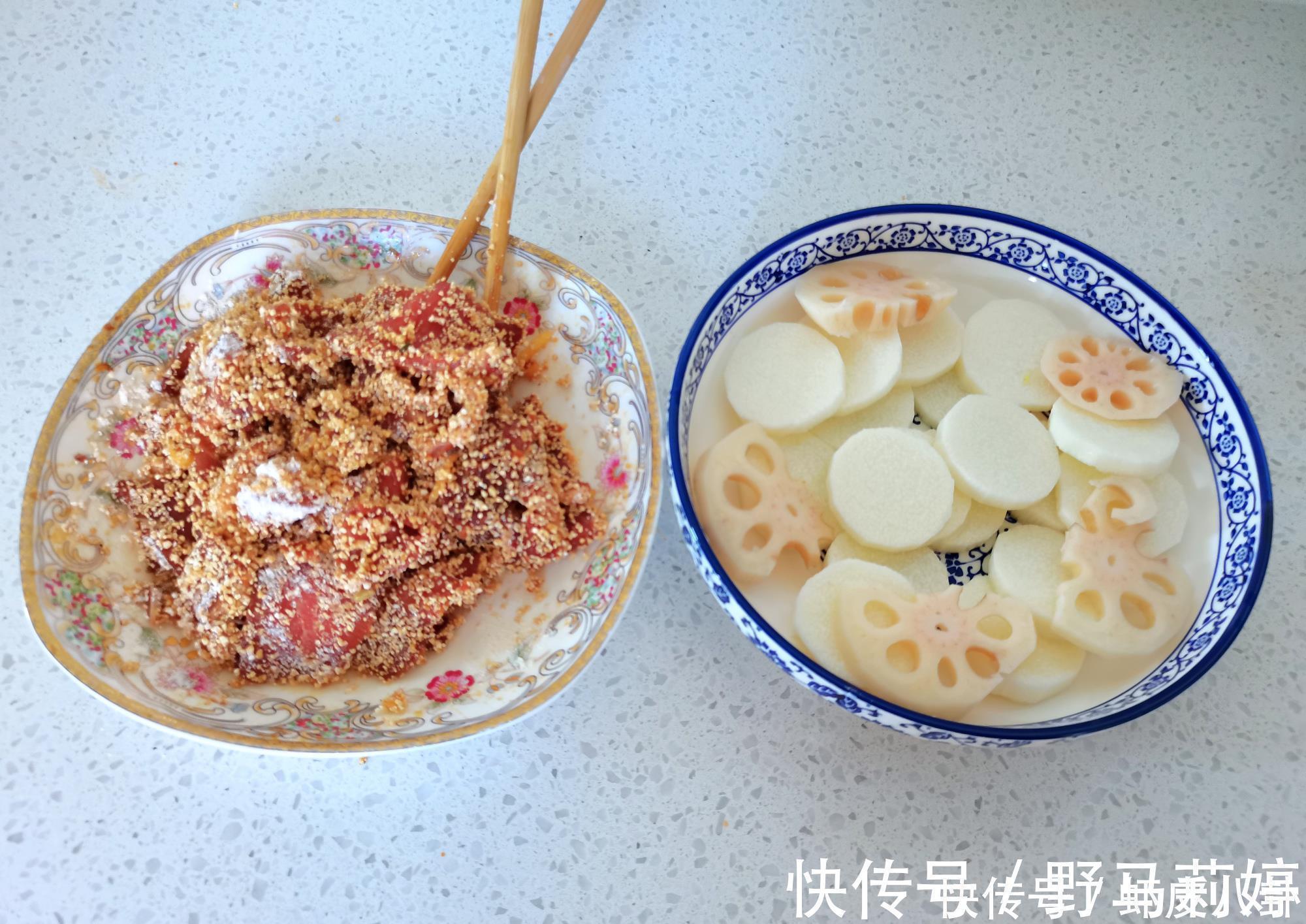 一家三口人的午餐,粉蒸肉、拌白菜,网友:这是什么搭配