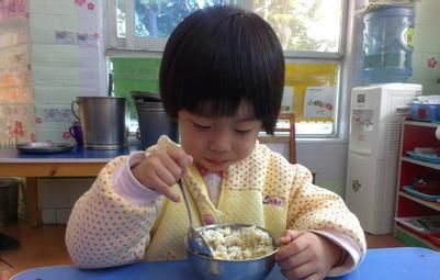 为什么宝宝在家要人喂，在幼儿园却能自己吃饭？老师说出真相