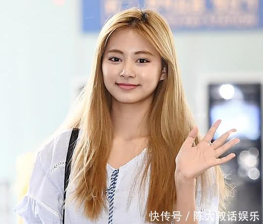 不像 岁的脸 Twice周子瑜 机场照 金发造型引热议 快资讯