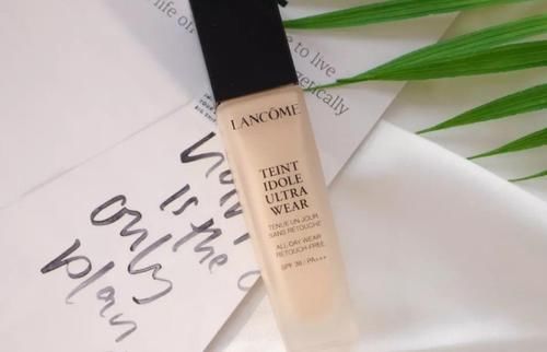 盘点5款好用的大牌“粉底液”：阿玛尼妆感高级，兰蔻遮瑕力超强