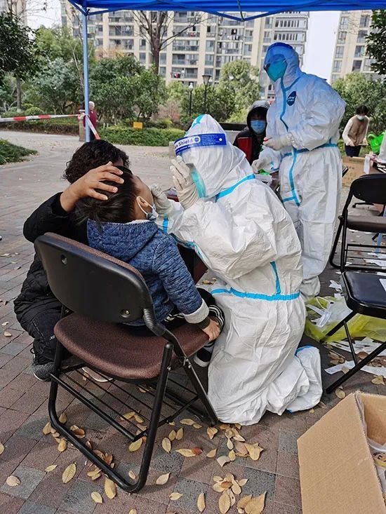 检测|“我们跪着，他们才会比较舒服” 杭州这位女医生跪地为小朋友做核酸检测