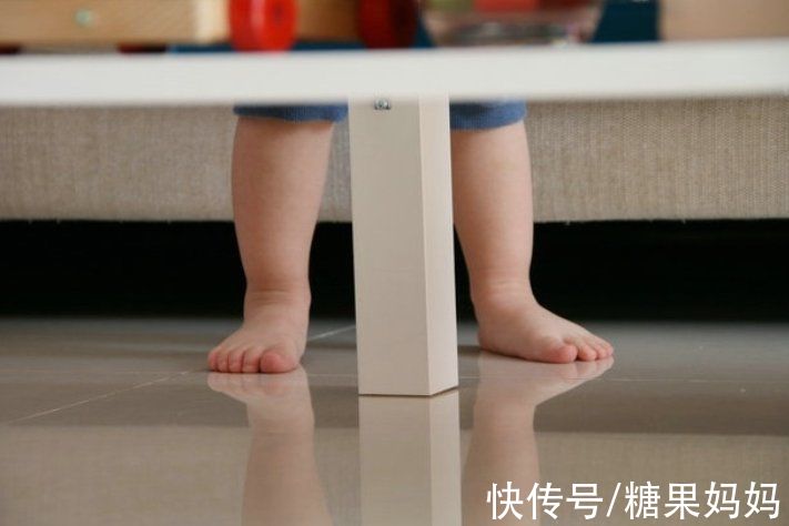 宝妈|反复“揪袜子”的快乐，小宝宝有更深的体会，新手爸妈别嫌烦哦
