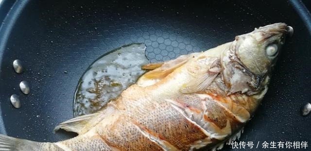 不管煎什么鱼,煎鱼前多做一步,鱼皮不破不粘锅,肉嫩还入味!