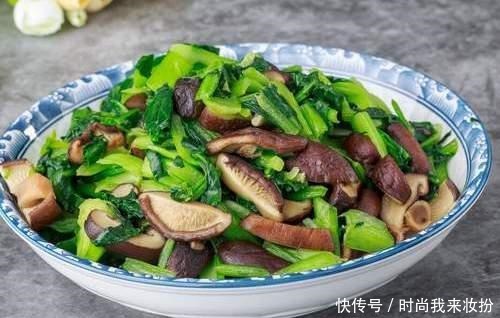 炒香菇时,有人焯水,有人直接炒,分享正确方法,香菇鲜香又入味
