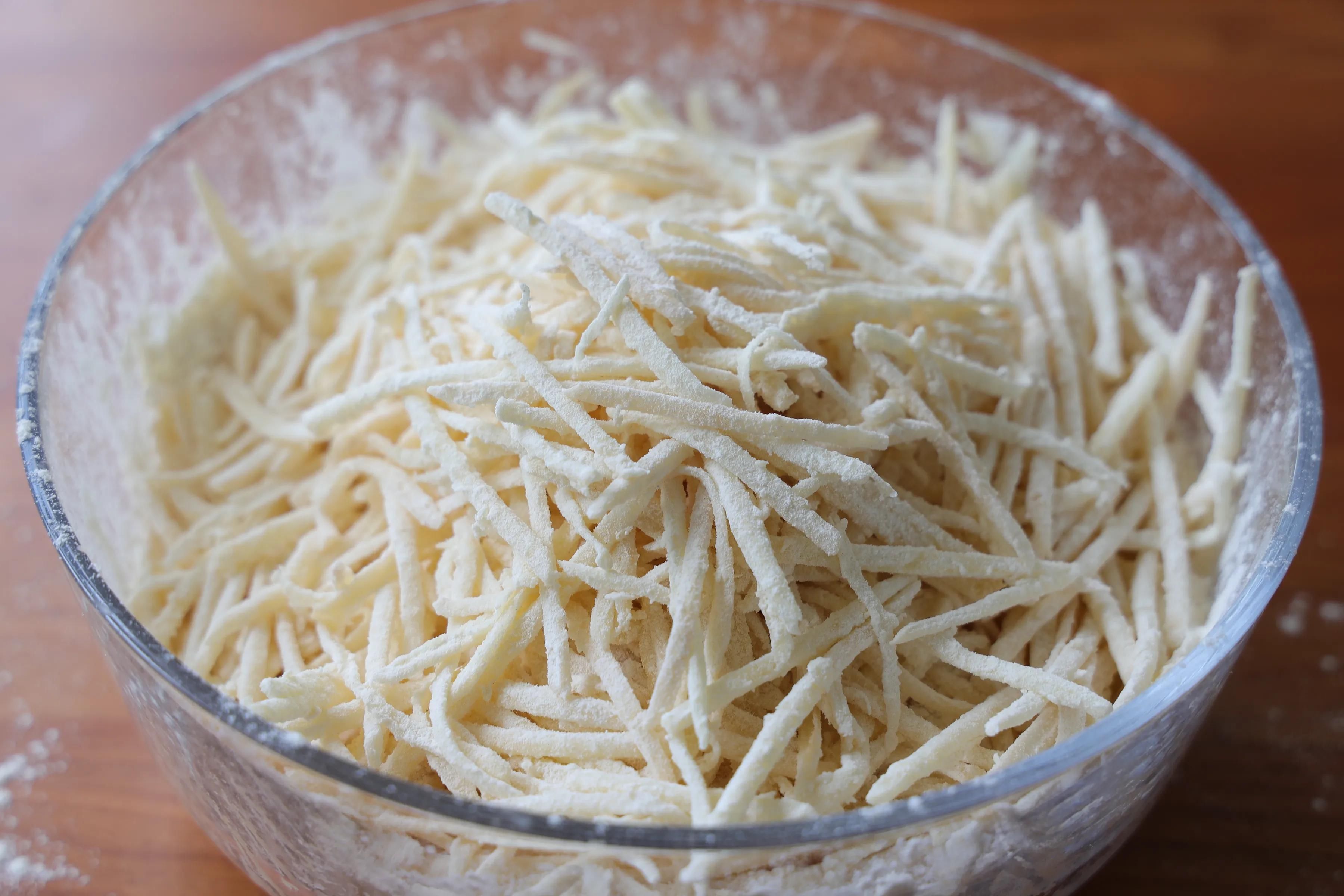 青菜|伏天，我家最爱的土豆吃法，炒一大锅，蔬菜主食都有，好吃又省事