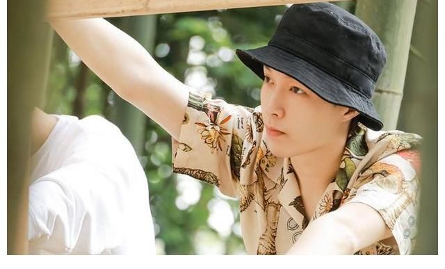 向往5|《向往5》錄完后，張藝興換身份錄另一綜藝！染新發色顏值絕絕子