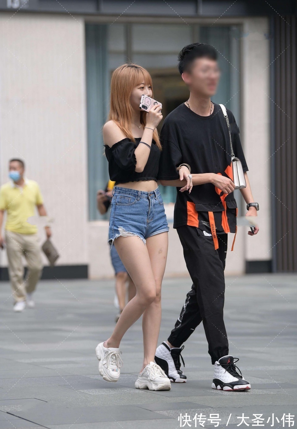 街拍|美女街拍:这个世界很小,小到抬头就能看到你的笑脸,流露出少女般的稚嫩