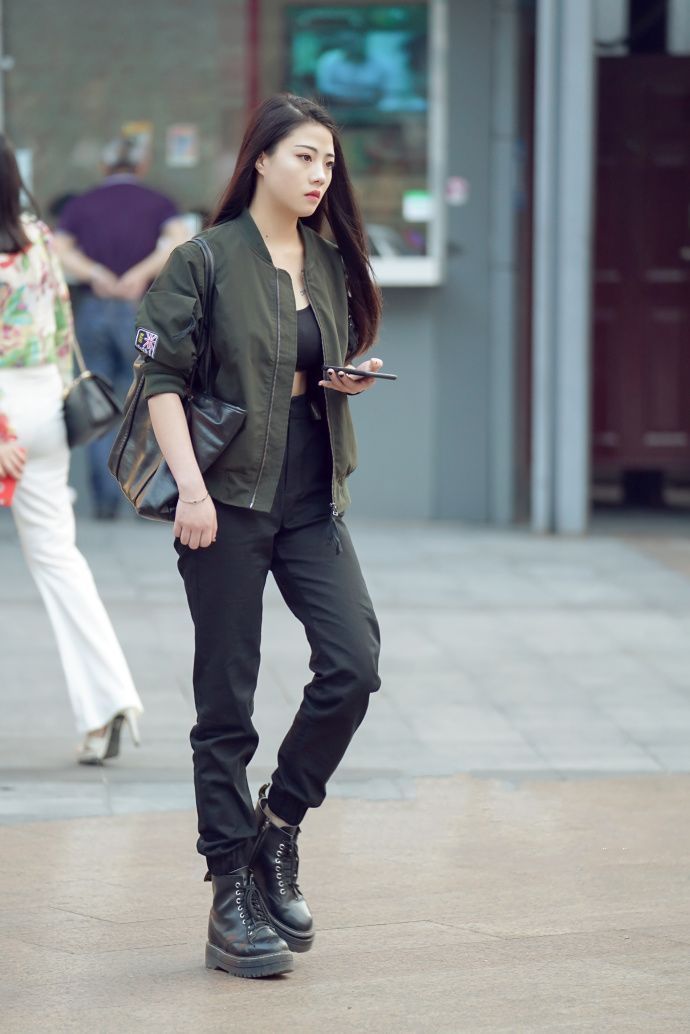 貌美|街拍貌美肤白的小姐姐,轮廓性感分明,散发性感的韵味