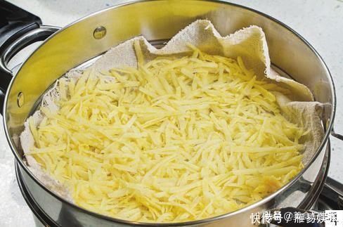 最馋土豆这个做法,蒸一蒸,拌一拌,酸辣脆爽,一吃就上瘾