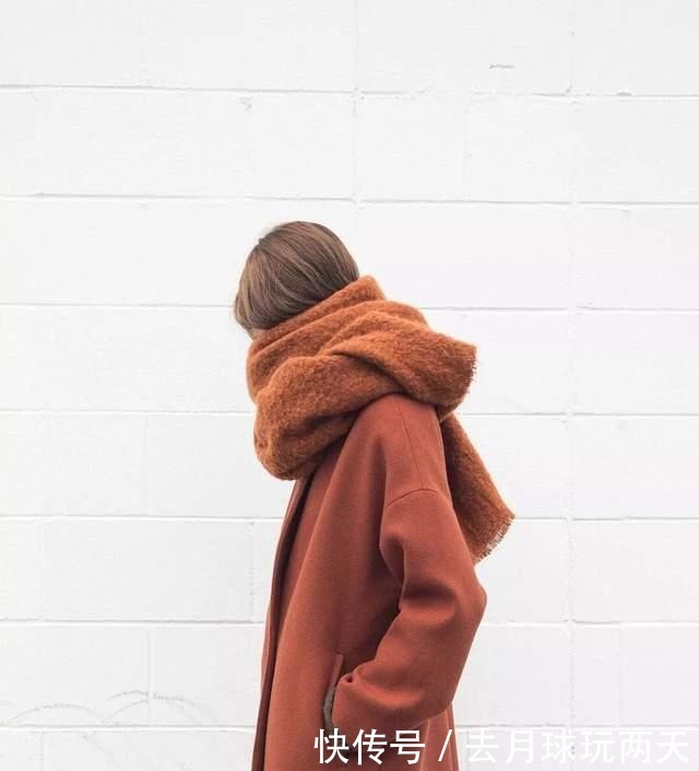 飙升|女人秋冬穿大衣时,建议这样“系围巾”,能让你时髦感飙升