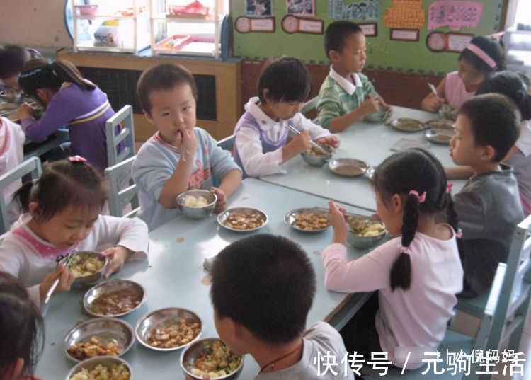 回家|幼儿园能吃2大碗,回家就到处追着喂饭,宝妈突袭幼儿园后明白了