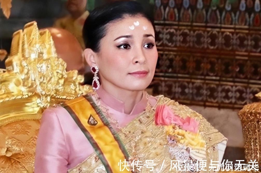 王室#42岁苏提达苦尽甘来,终于跟泰王并肩而坐,隐忍多年才母仪天下