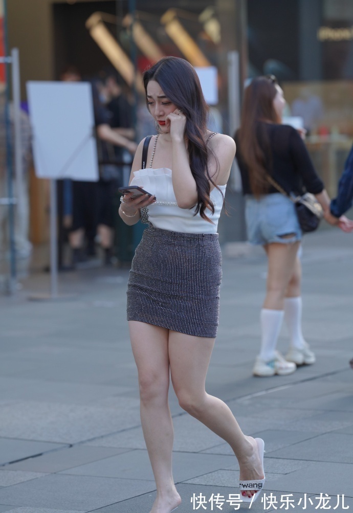 微胖|微胖女生的别致穿搭，细吊带搭配小短裙，气质胜人一筹