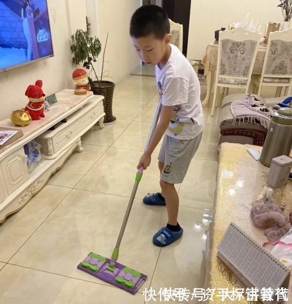 家长|双减后的周末,老师突然要求家长上传生活照,有人爆出了“猛料”