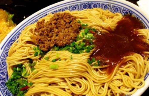 喜欢吃芝麻酱的，就会来一碗面条开开胃，能来碗好吃不胖又管饱的美食才是王道，每当不想吃晚饭的时候