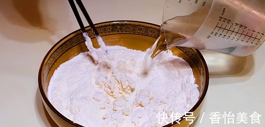 晓峰|韭菜盒子用冷水还是热水和面?学会这方法,皮薄如纸,凉了也很软