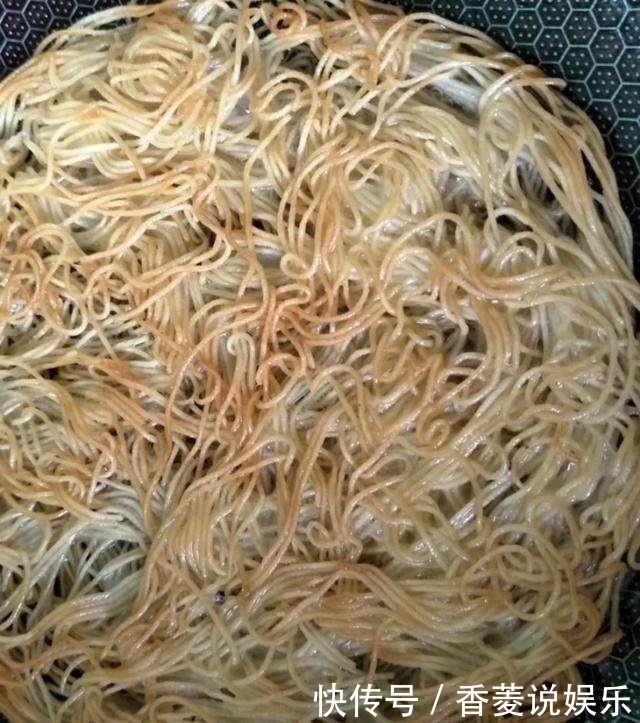 面条|婆婆早上做的一道美味的早餐，儿子吃了3碗还不够，做法超简单