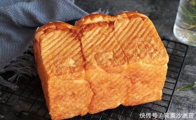 色拉油版吐司不用面包机,不用手揉面,依然可以做出手套膜的柔软