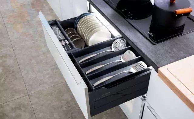下拉篮|厨房别再乱收纳了!学国外给橱柜内设“小机关”,空间“多一倍”