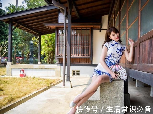 女性 旗袍可以将女性的典雅与悠扬呈现,搭配一双白色高跟鞋知性典雅!