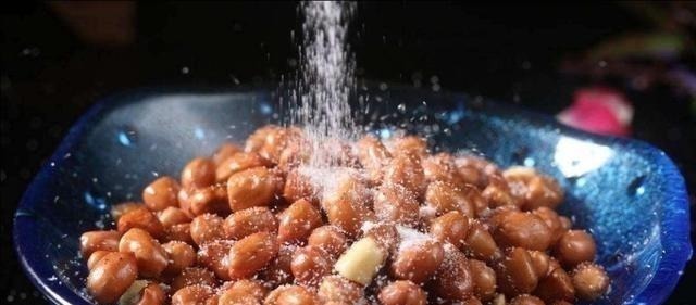 炸花生米时,撒盐撒酒都不对,饭店大厨放点它,30天不回潮