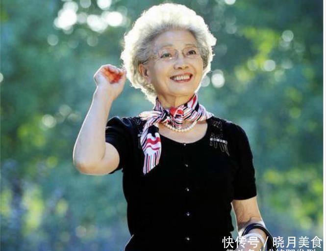 洋气|老年人白发多不想染发,什么发型减龄?试试蓬松洋气的小卷发型吧